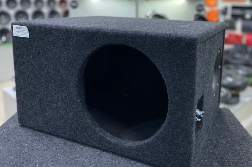 Ящик под сабвуфер 10" люкс с трубой черный - фото