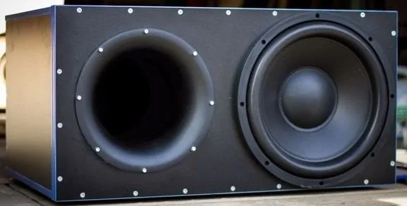 Ящик под сабвуфер 12" люкс с трубой в лицо черный - фото